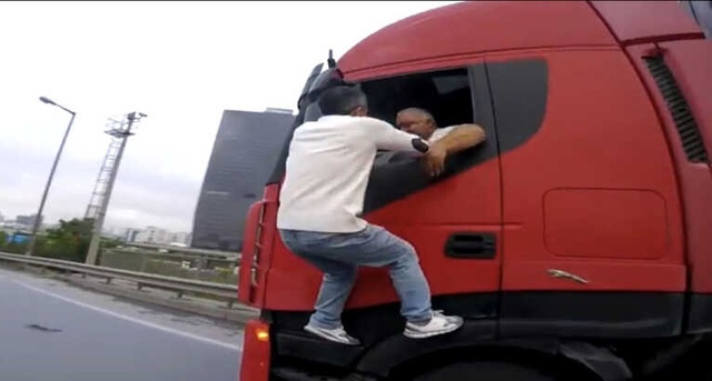 TEM Otoyolu'nda TIR Sürücüsü ile Vatandaş Seyir Halinde Yumruklaştı