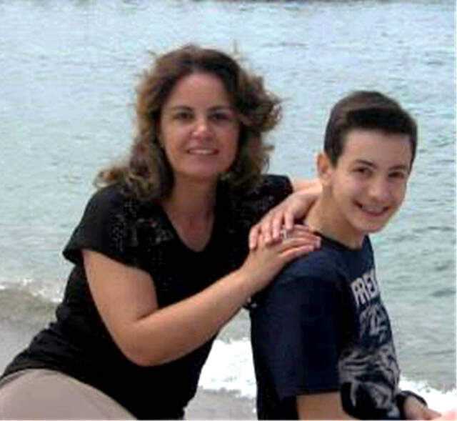Bir Ailenin Yok Olduğu Katliamdan Geriye Sadece Kızları Kaldı Anne-Babasını Öldürüp İntihar Eden 17 Yaşındaki Çocuğun Ailesinden Geriye Sadece Ablası Kaldı