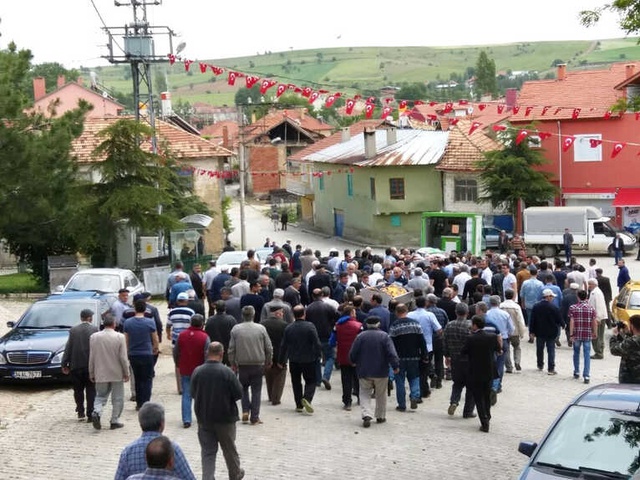 Anne-Babasını Öldürüp İntihar Eden 17 Yaşındaki Çocuğun Ailesinden Geriye Sadece Ablası Kaldı