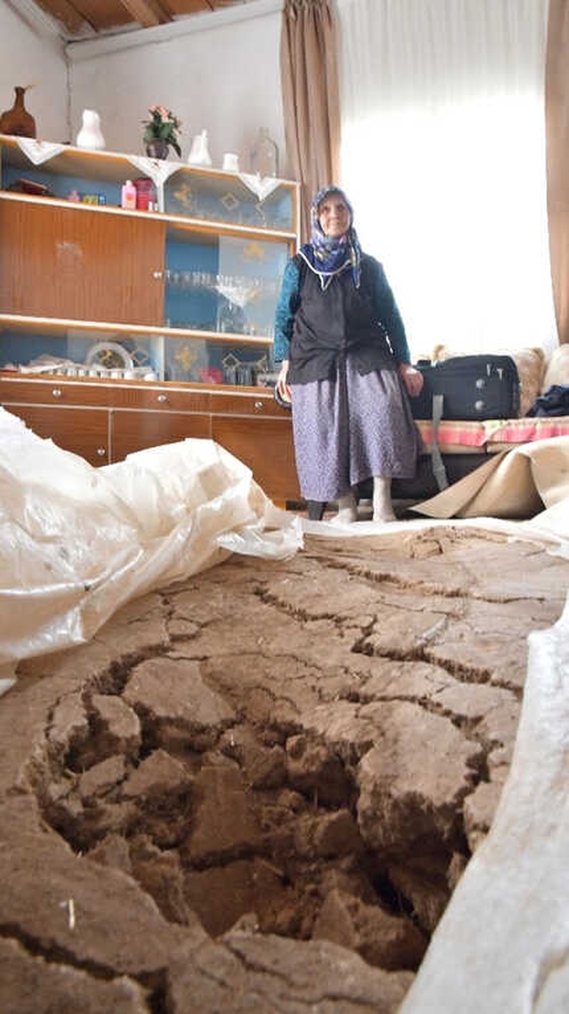 25 Haneli Mahalle Halkı, Heyelan Sahasında Yer Alan Evlerinde Ölüm Korkusuyla Yaşıyor