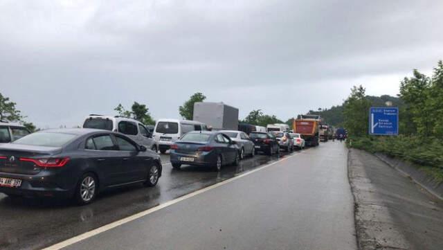 Karadeniz Sahil Yolu'nda Şiddetli Yağış ve Heyelan Ulaşımı Durdurdu