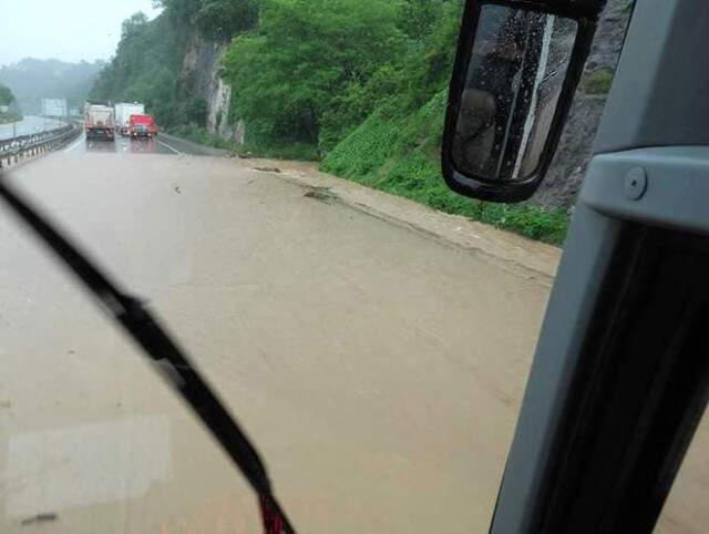 Karadeniz Sahil Yolu'nda Şiddetli Yağış ve Heyelan Ulaşımı Durdurdu