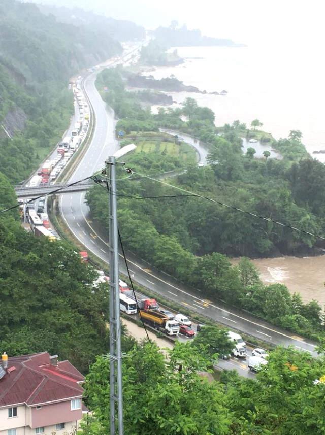 Karadeniz Sahil Yolu'nda Şiddetli Yağış ve Heyelan Ulaşımı Durdurdu