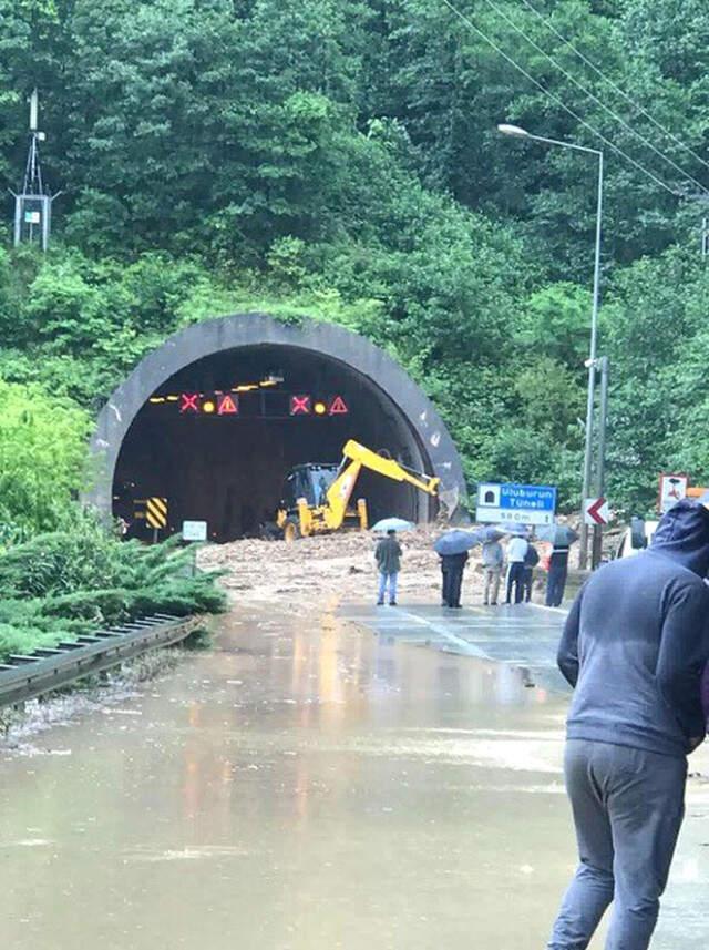 Karadeniz Sahil Yolu'nda Şiddetli Yağış ve Heyelan Ulaşımı Durdurdu