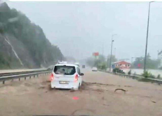 Karadeniz Sahil Yolu'nda Şiddetli Yağış ve Heyelan Ulaşımı Durdurdu