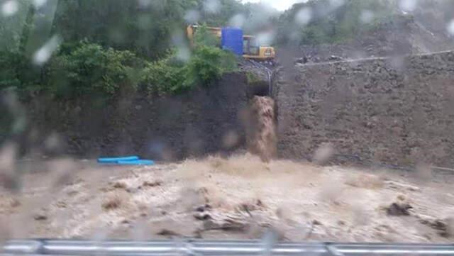 Karadeniz Sahil Yolu'nda Şiddetli Yağış ve Heyelan Ulaşımı Durdurdu