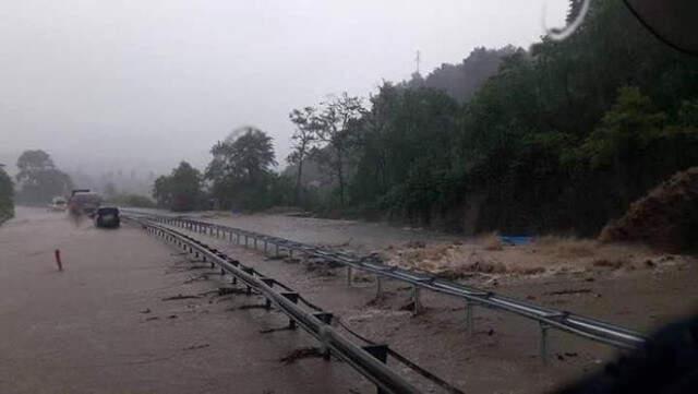 Karadeniz Sahil Yolu'nda Şiddetli Yağış ve Heyelan Ulaşımı Durdurdu