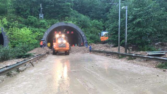 Karadeniz Sahil Yolu'nda Şiddetli Yağış ve Heyelan Ulaşımı Durdurdu