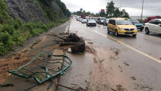 Karadeniz Sahil Yolu'nda Şiddetli Yağış ve Heyelan Ulaşımı Durdurdu