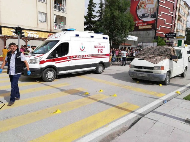 Kırmızı Işıkta Kanlı İnfaz Kamerada! Pompalı Tüfekle Husumetlisini 5 El Ateş Ederek Öldürdü