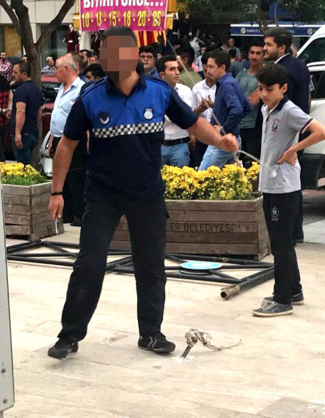 Manisa'da İyi Partililerle Zabıta Ekipleri Arasında Tekme Tokat Kavga