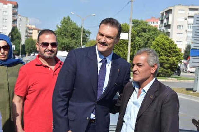 Dergiye Kapak Fotoğrafı Veren Alpay Özalan, Milletvekili Adayı Olunca İmaj Değiştirdi