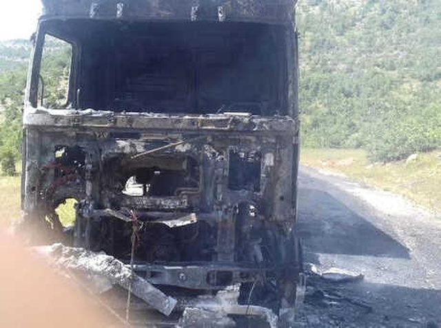 PKK'lı Teröristler, Karakola Erzak Taşıyan Kamyonu Yaktı, Sürücüyü Kaçırdı