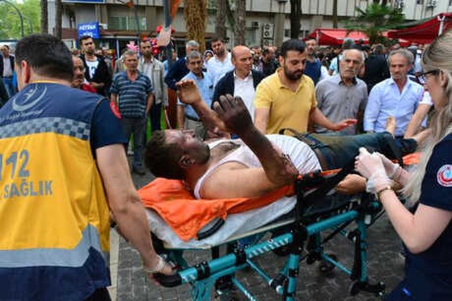 Sokak Ortasında Yanan İşçileri Vatandaşlar Söndürdü