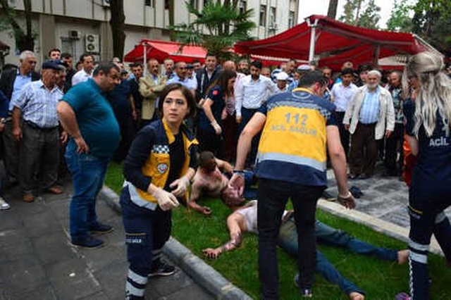 Sokak Ortasında Yanan İşçileri Vatandaşlar Söndürdü