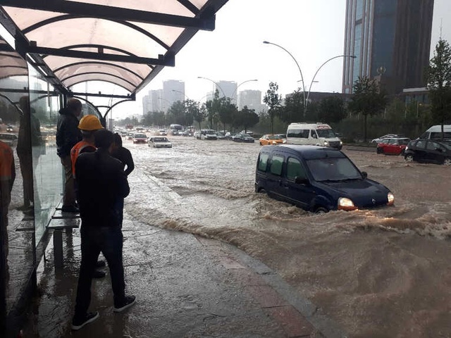 Sağanak Yağmur Başkent'te Hayatı Felç Etti, Sel Suları Caddelerde Nehir Gibi Aktı