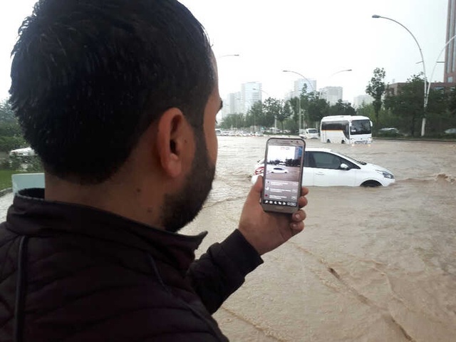 Sağanak Yağmur Başkent'te Hayatı Felç Etti, Sel Suları Caddelerde Nehir Gibi Aktı
