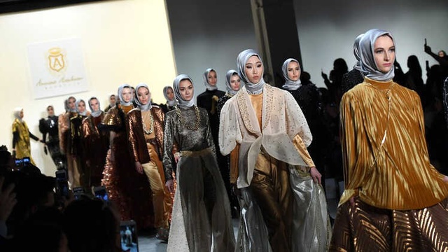 <a class='keyword-sd' href='/istanbul/' title='İstanbul'>İstanbul</a>'da da Defile Yapan İslami Modacıya Dolandıcılıktan 18 Yıl Hapis