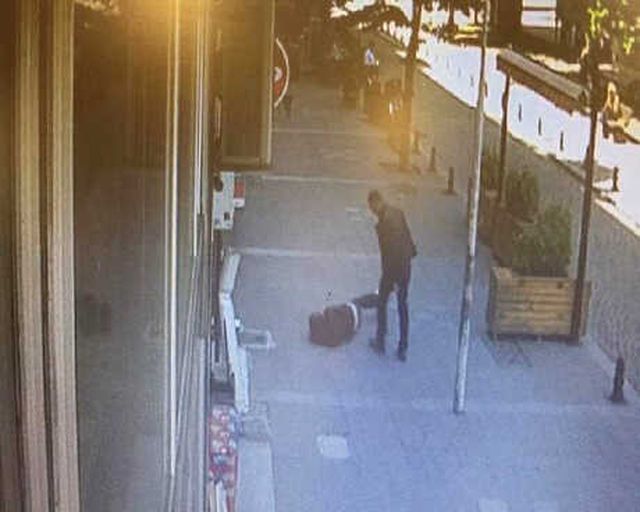 Sokak Ortasında Karısını Döven Koca, Çevredekilerden Dayak Yedi