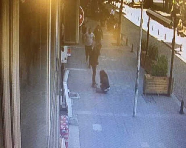 Sokak Ortasında Karısını Döven Koca, Çevredekilerden Dayak Yedi