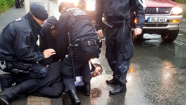 Almanya'da Terör Örgütü Yandaşlarına Tepki Gösteren Türk'e Polis Şiddeti