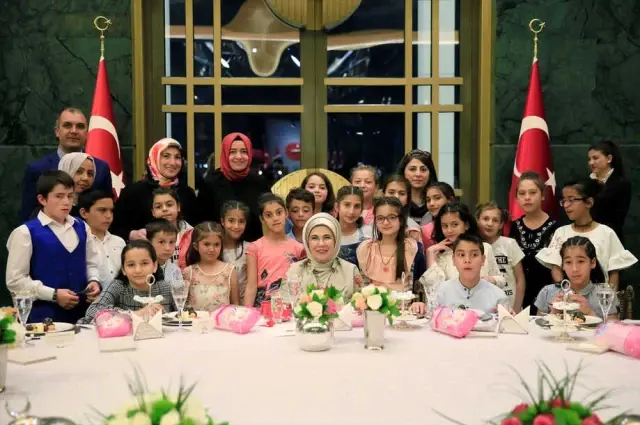 Emine Erdoğan'dan Anlamlı Davet! Cumhurbaşkanlığı Külliyesi'nde Yetim Çocuklarla İftar Yaptı