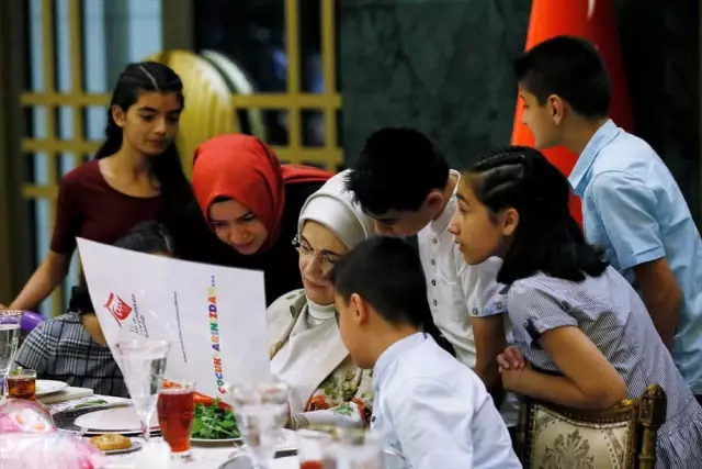 Emine Erdoğan'dan Anlamlı Davet! Cumhurbaşkanlığı Külliyesi'nde Yetim Çocuklarla İftar Yaptı