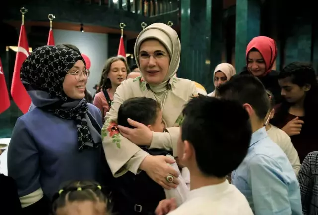 Emine Erdoğan'dan Anlamlı Davet! Cumhurbaşkanlığı Külliyesi'nde Yetim Çocuklarla İftar Yaptı