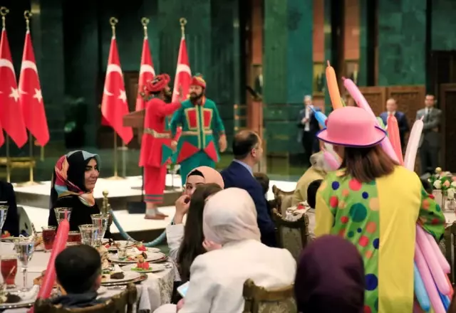 Emine Erdoğan'dan Anlamlı Davet! Cumhurbaşkanlığı Külliyesi'nde Yetim Çocuklarla İftar Yaptı