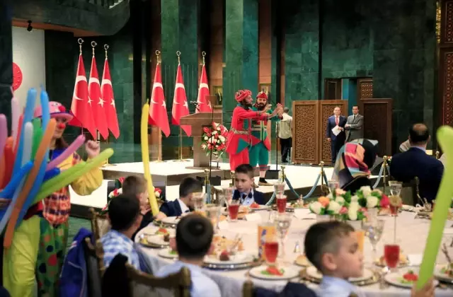 Emine Erdoğan'dan Anlamlı Davet! Cumhurbaşkanlığı Külliyesi'nde Yetim Çocuklarla İftar Yaptı