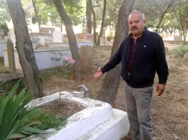 Vicdanları Sızlatan Olay! 60'a Yakın Mezar Taşı, Tekmelenerek Parçalandı