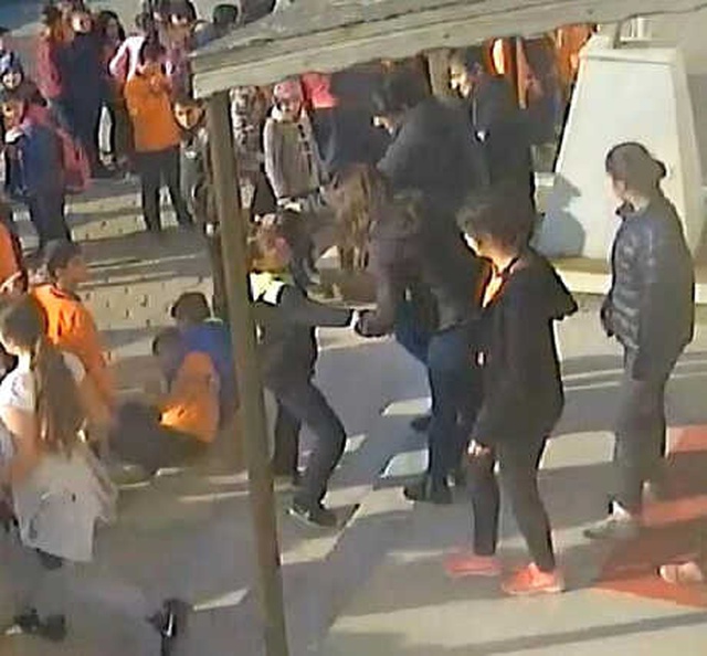 Öğretmenin, Erkek Öğrencinin Saçına Toka Takıp Teşhir Ettiği Görüntüler Ortaya Çıktı!
