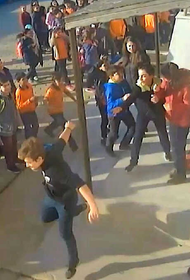 Öğretmenin, Erkek Öğrencinin Saçına Toka Takıp Teşhir Ettiği Görüntüler Ortaya Çıktı!