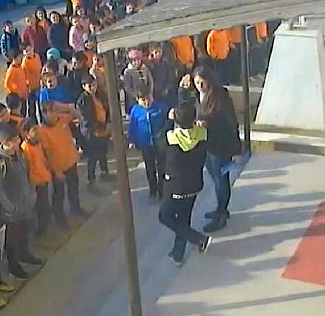 Öğretmenin, Erkek Öğrencinin Saçına Toka Takıp Teşhir Ettiği Görüntüler Ortaya Çıktı!