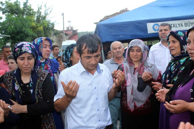 Bir Annenin En Acı İsteği! Oğlunun Cenazesini Parkın Etrafından Dolaştırttı