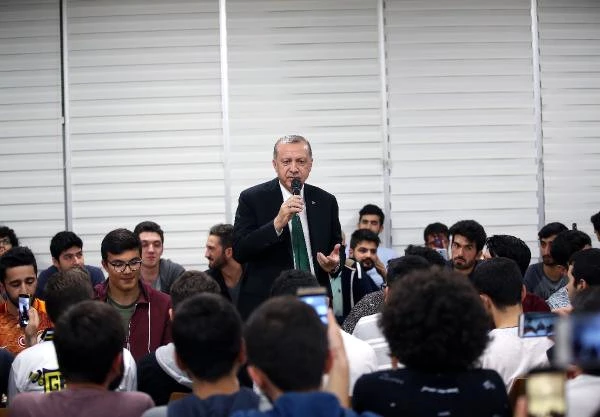 Twitter'dan Daveti Gören Erdoğan Gençlere Anında Cevap Verdi, Yurtta Sahur Yaptı