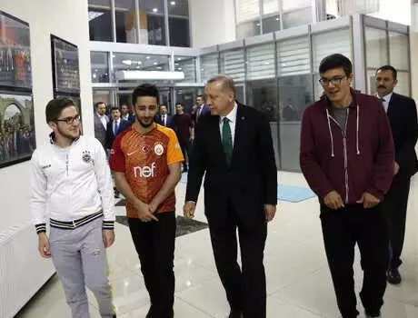 Twitter'dan Daveti Gören Erdoğan Gençlere Anında Cevap Verdi, Yurtta Sahur Yaptı