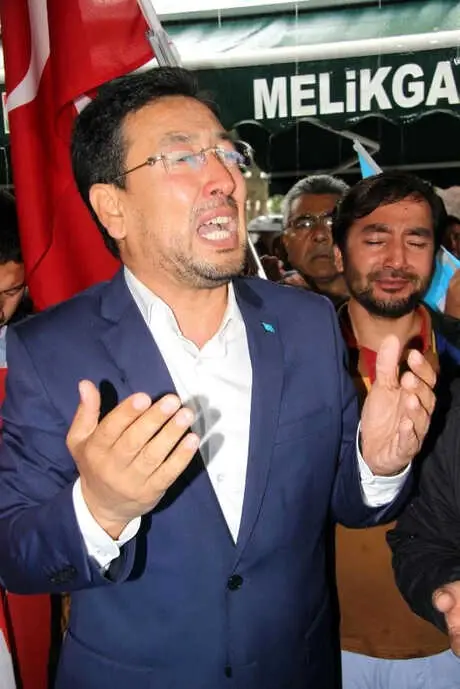Doğu Türkistanlılar Öldürülen Alimleri İçin Gıyabi Cenaze Namazı Kılıp Gözyaşı Döktü