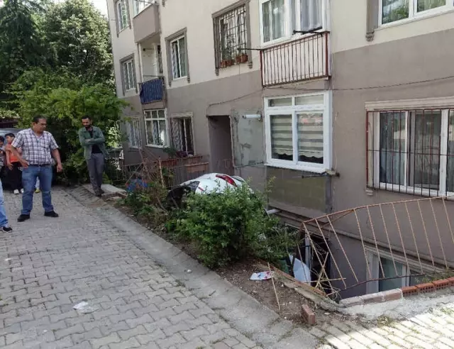 Kadın Sürücü Fren Yerine Gaza Basınca Apartman Boşluğuna Uçtu