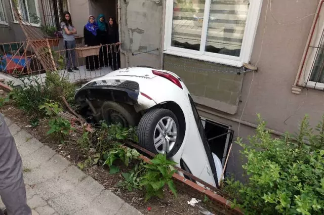 Kadın Sürücü Fren Yerine Gaza Basınca Apartman Boşluğuna Uçtu