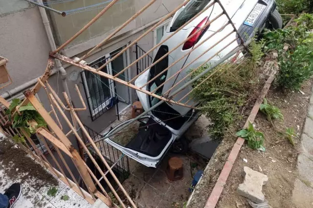 Kadın Sürücü Fren Yerine Gaza Basınca Apartman Boşluğuna Uçtu