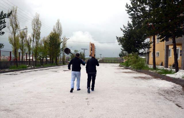 Kars ve Erzincan'da 20 Dakika Boyunca Yağan Dolu, Her Yeri Beyaza Bürüdü