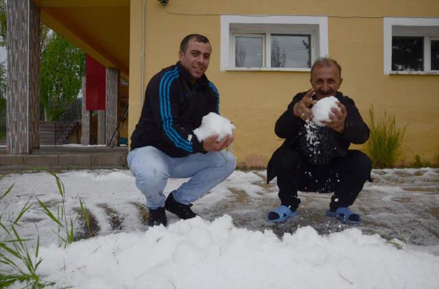 Kars ve Erzincan'da 20 Dakika Boyunca Yağan Dolu, Her Yeri Beyaza Bürüdü