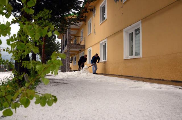 Kars ve Erzincan'da 20 Dakika Boyunca Yağan Dolu, Her Yeri Beyaza Bürüdü