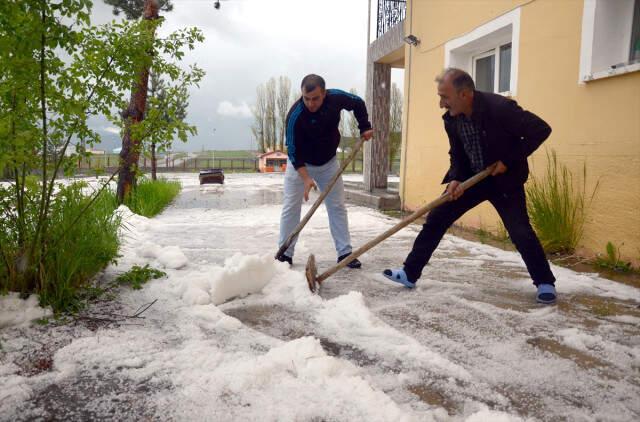 Kars ve Erzincan'da 20 Dakika Boyunca Yağan Dolu, Her Yeri Beyaza Bürüdü