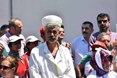 Kefen Giyip Eylem Yapan İşçiler, Canlı Gömülme Talebinde Bulundu