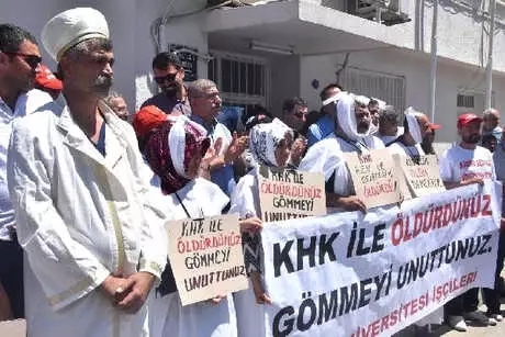 Kefen Giyip Eylem Yapan İşçiler, Canlı Gömülme Talebinde Bulundu