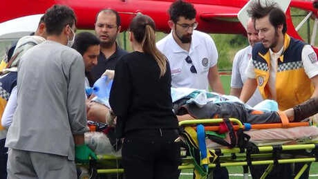 Kiraz Toplayan Çiftçinin Üzerine Düştüğü Bahçe Demiri Boynuna Saplandı