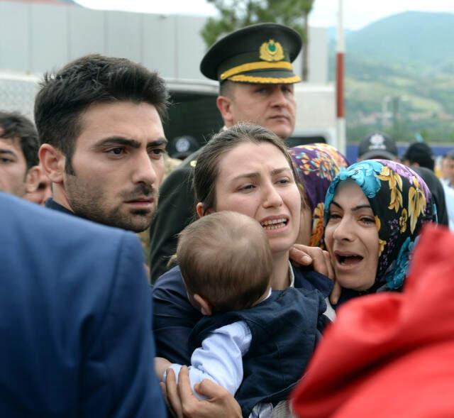 Şehit Uzman Çavuşun Tabutunu 1 Yaşındaki Oğlu Karşıladı