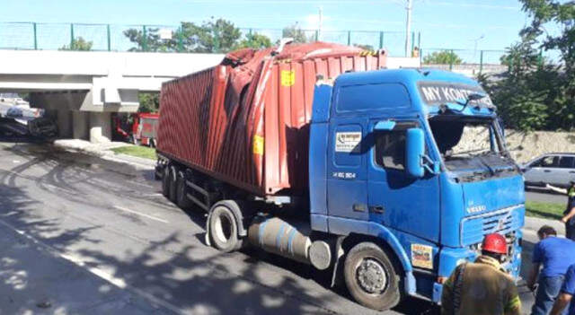 Bakırköy'de Alt Geçide Çarpan TIR, Trafiği Birbirine Kattı